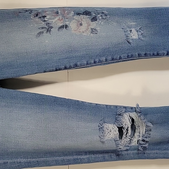 Abercrombie & Fitch Harper Low Rise Super Skinny Distressed Floral detail Size 0 - Picture 6 of 16